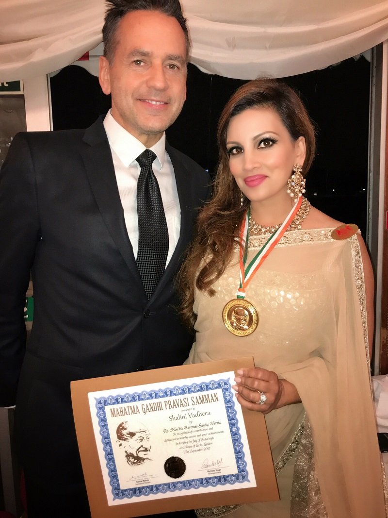Beauty entrepreneur Shalini Vadhera and husband Tony Potts receiving her Mahatma Gandhi Award at the UK House of Lords | Photo: Courtesy of Shalini Vadhera