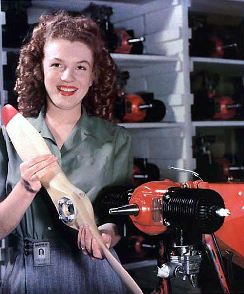 Marilyn Monroe photographed by David Conover at the munitions plant in 1944 | Source: Wikimedia