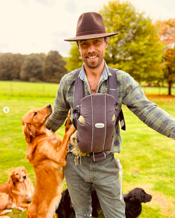 James Middleton posing for a picture with his son Inigo Middleton and his dogs, posted on October 27, 2023 | Source: Instagram/jmidy