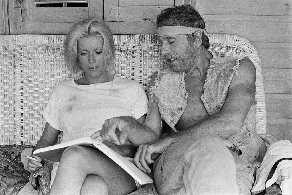 Catherine Deneuve et Yves Montand sur le tournage du film 'Le Sauvage' réalisé par Jean-Paul Rappeneau à Paris en juillet 1975, France. | Photo : Getty Images Catherine Deneuve et Yves Montand sur le tournage du film 'Le Sauvage' réalisé par Jean-Paul Rappeneau à Paris en juillet 1975, France. | Photo : Getty Images