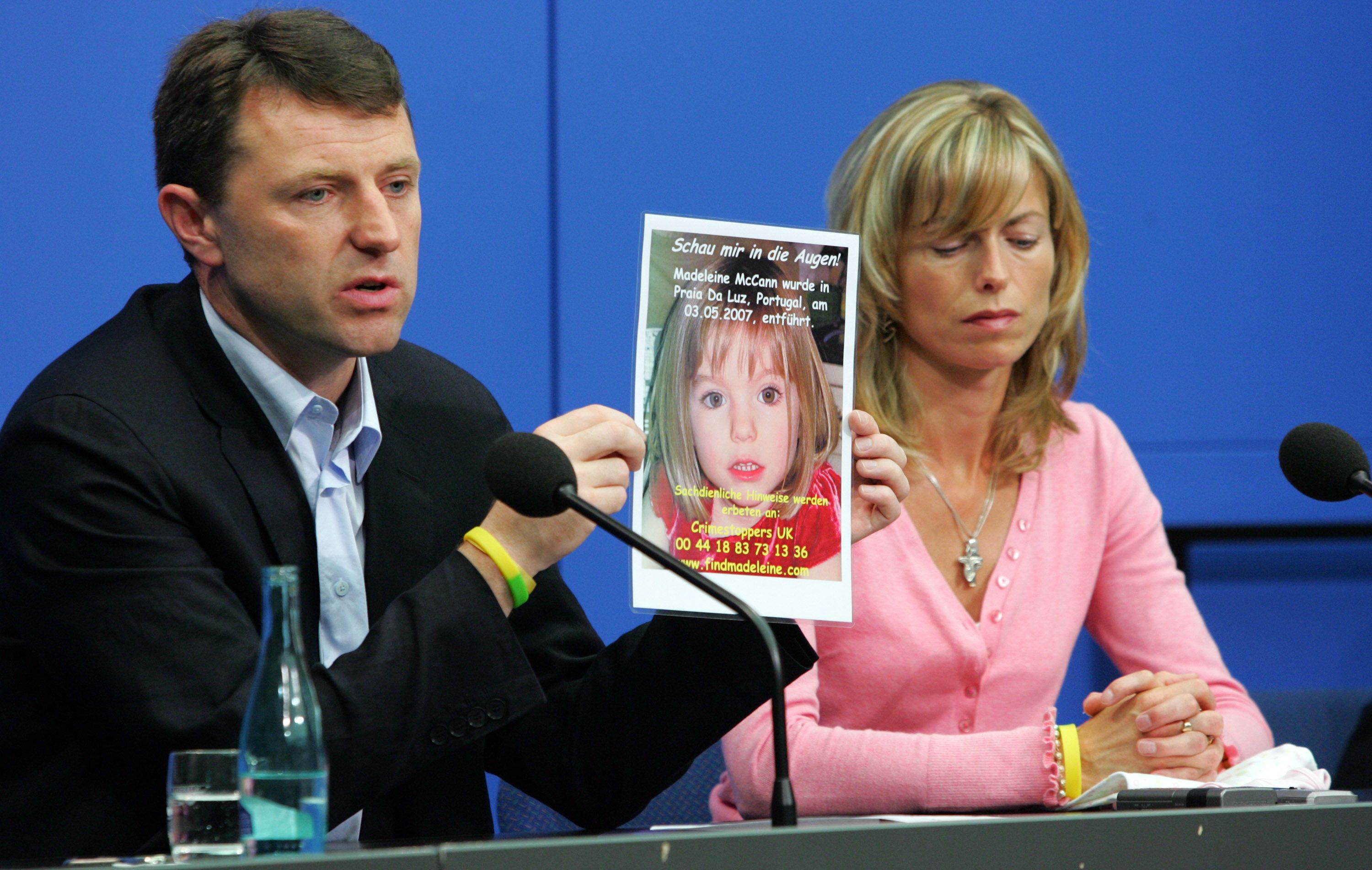 Madeleine McCann's Parent, Kate and Gerry McCann at Berlin holding a picture of Madeleine during a press conference on June 6, 2007 | Photo: Getty Images