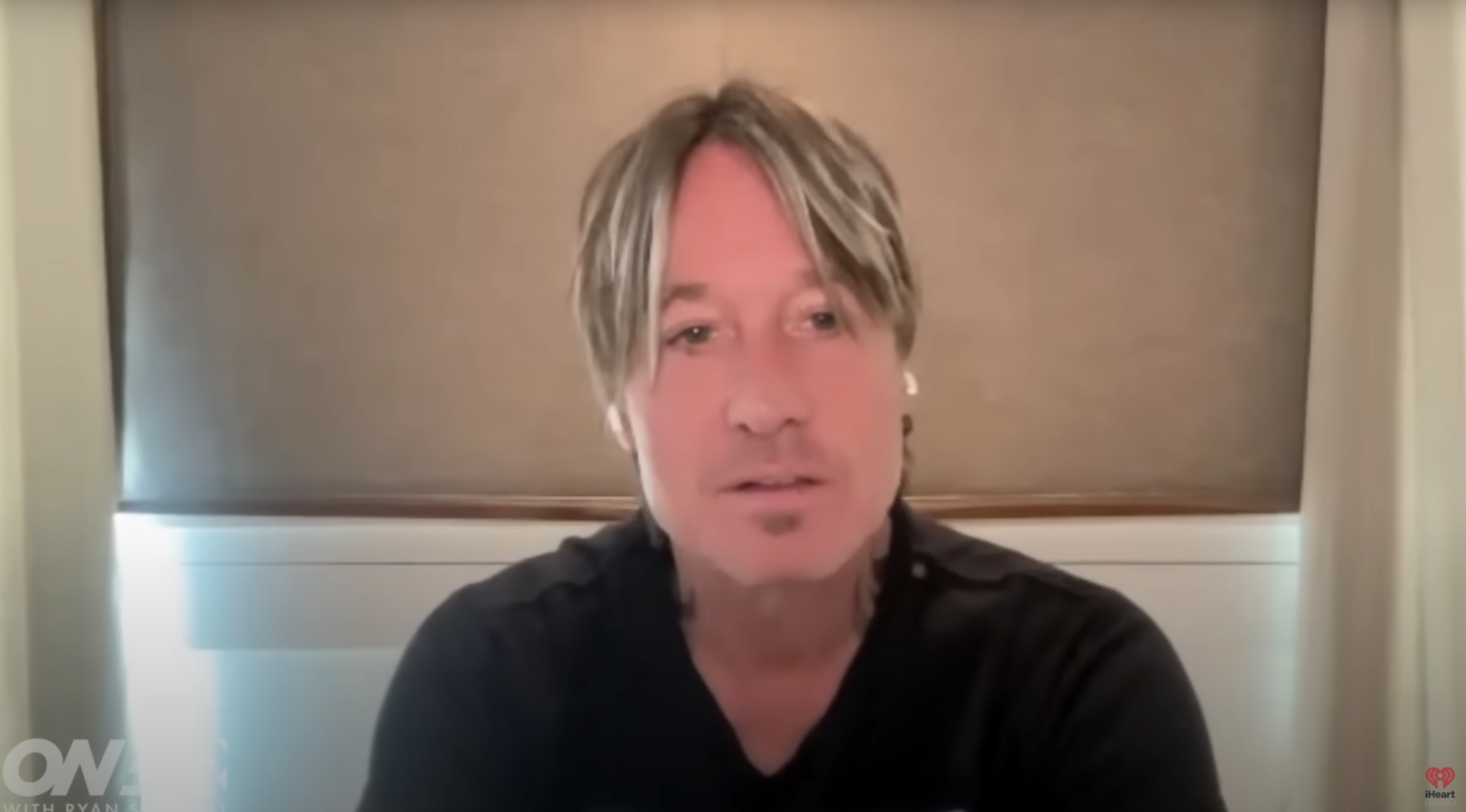 Keith Urban appears visibly uncomfortable during his time on Ryan Seacrest's show, dated July 22, 2025 | Source: YouTube/@RyanSeacrest
