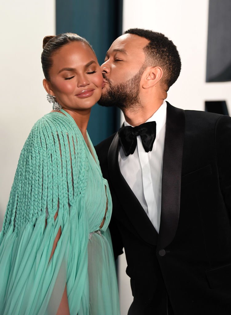 Chrissy Teigen and John Legend attend the 2020 Vanity Fair Oscar Party | Photo: Getty Images