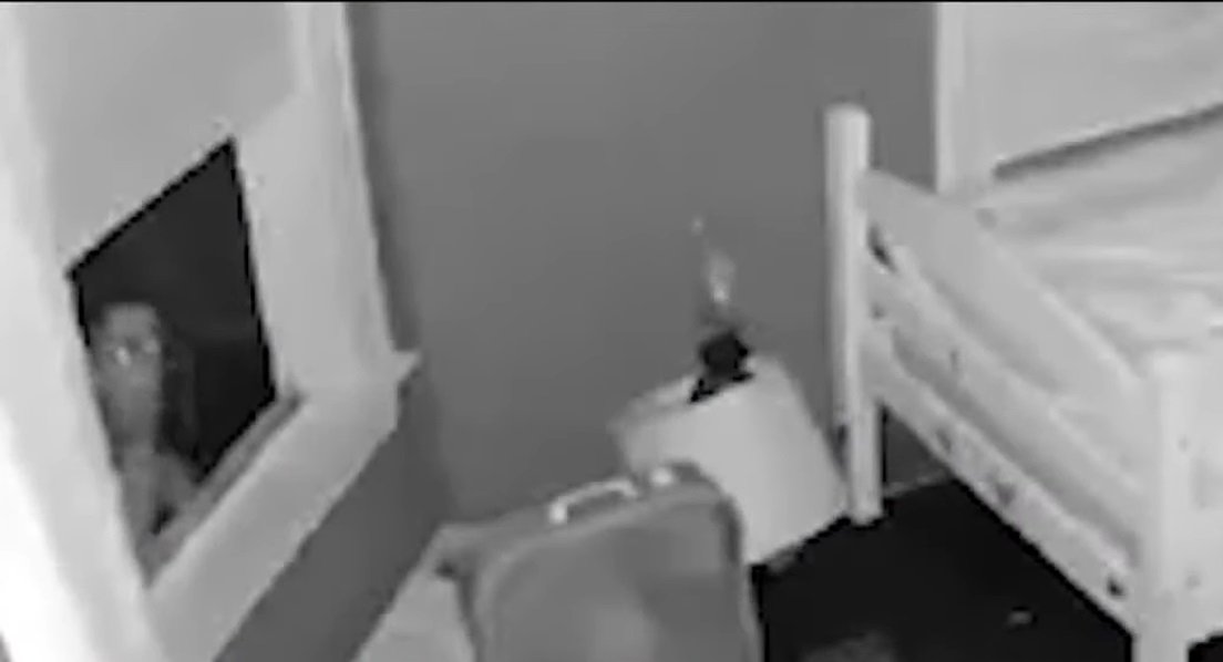El ladrón se asoma por la ventana de la habitación de las niñas. | Foto: YouTube/ WTAE-TV Pittsburgh