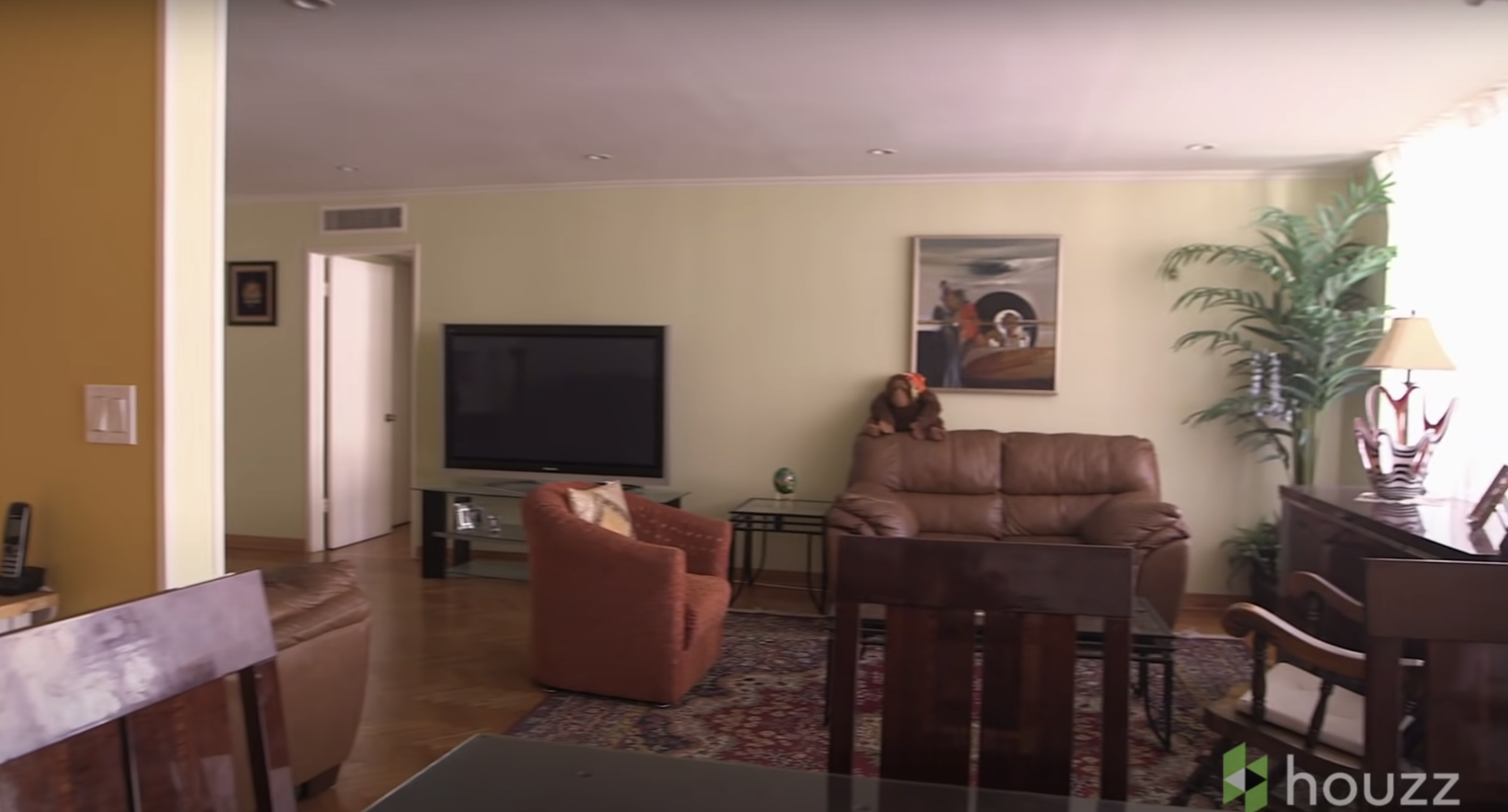 The living room of Mila Kunis' parents' condo | Source: Youtube.com/HouzzTV