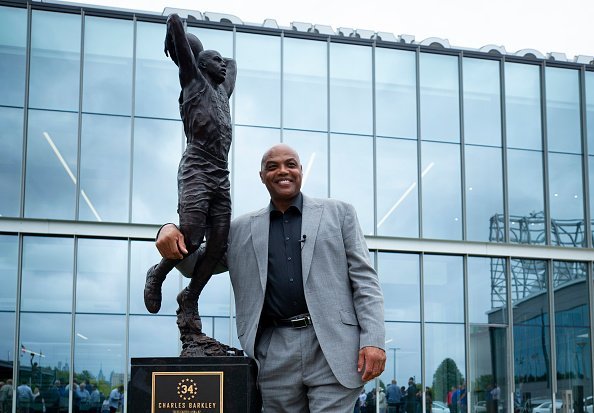 Charles Barkley poses for a picture with his sculpture at the Philadelphia 76ers training facility on September 13, 2019. | Photo: Getty Images