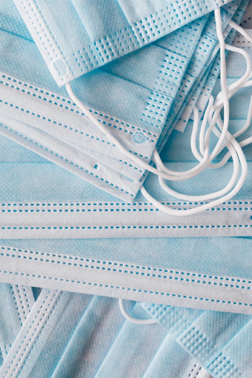 Light blue surgical mask. | Photo: by Levii