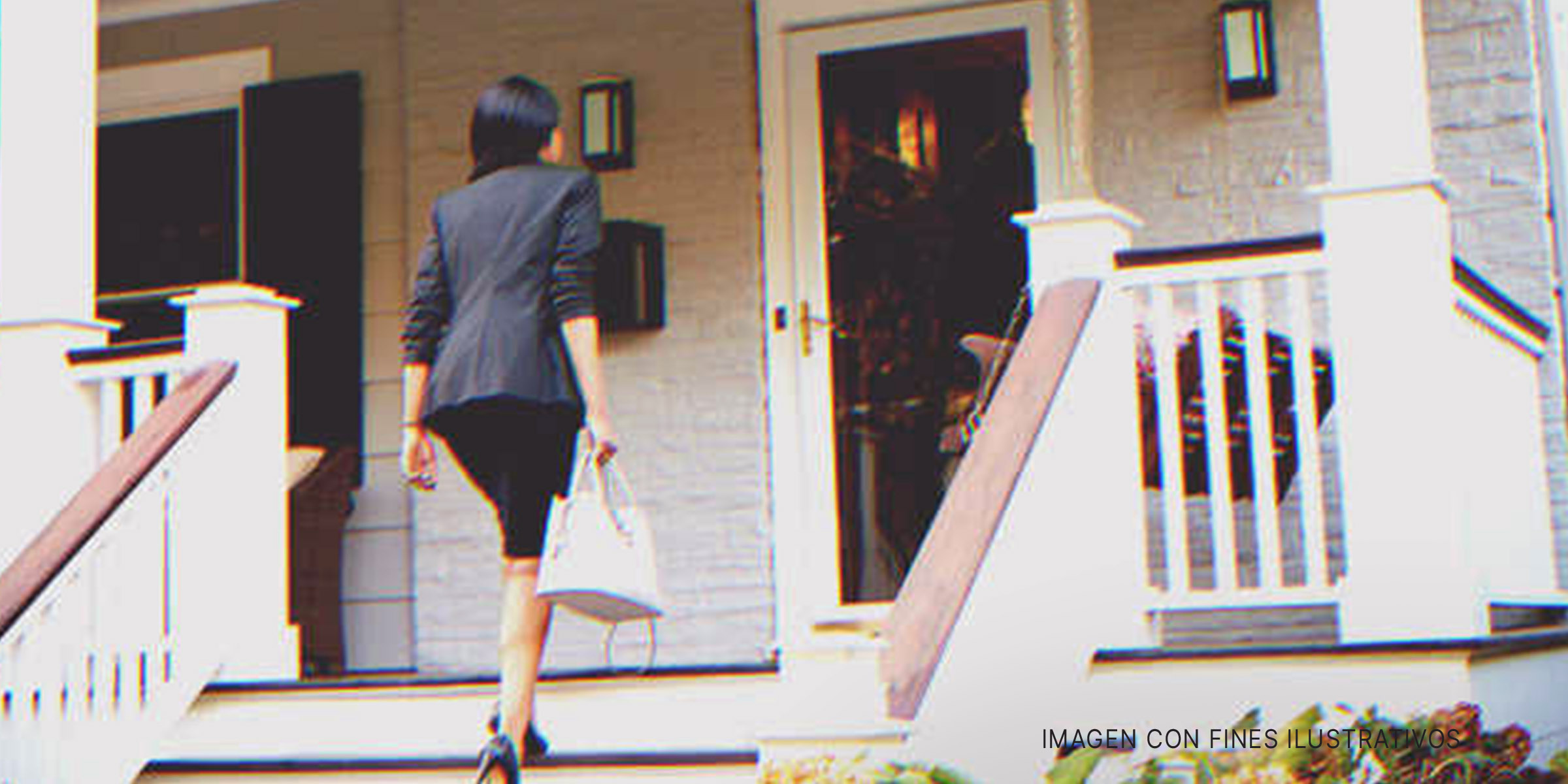 Mujer llegando a casa | Foto: Shutterstock