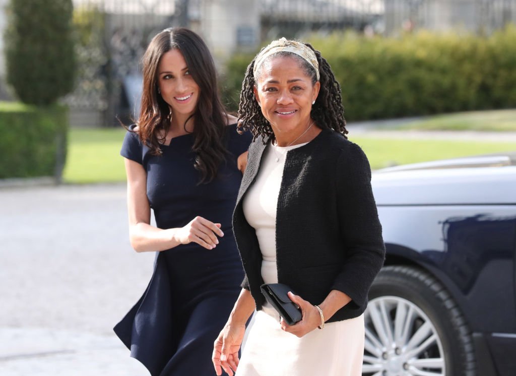 Meghan Markle et sa mère, Doria Ragland, arrivent au Cliveden House Hotel sur le domaine Cliveden du National Trust pour y passer la nuit précédant son mariage avec le prince Harry le 18 mai 2018 | Photo : Getty Images
