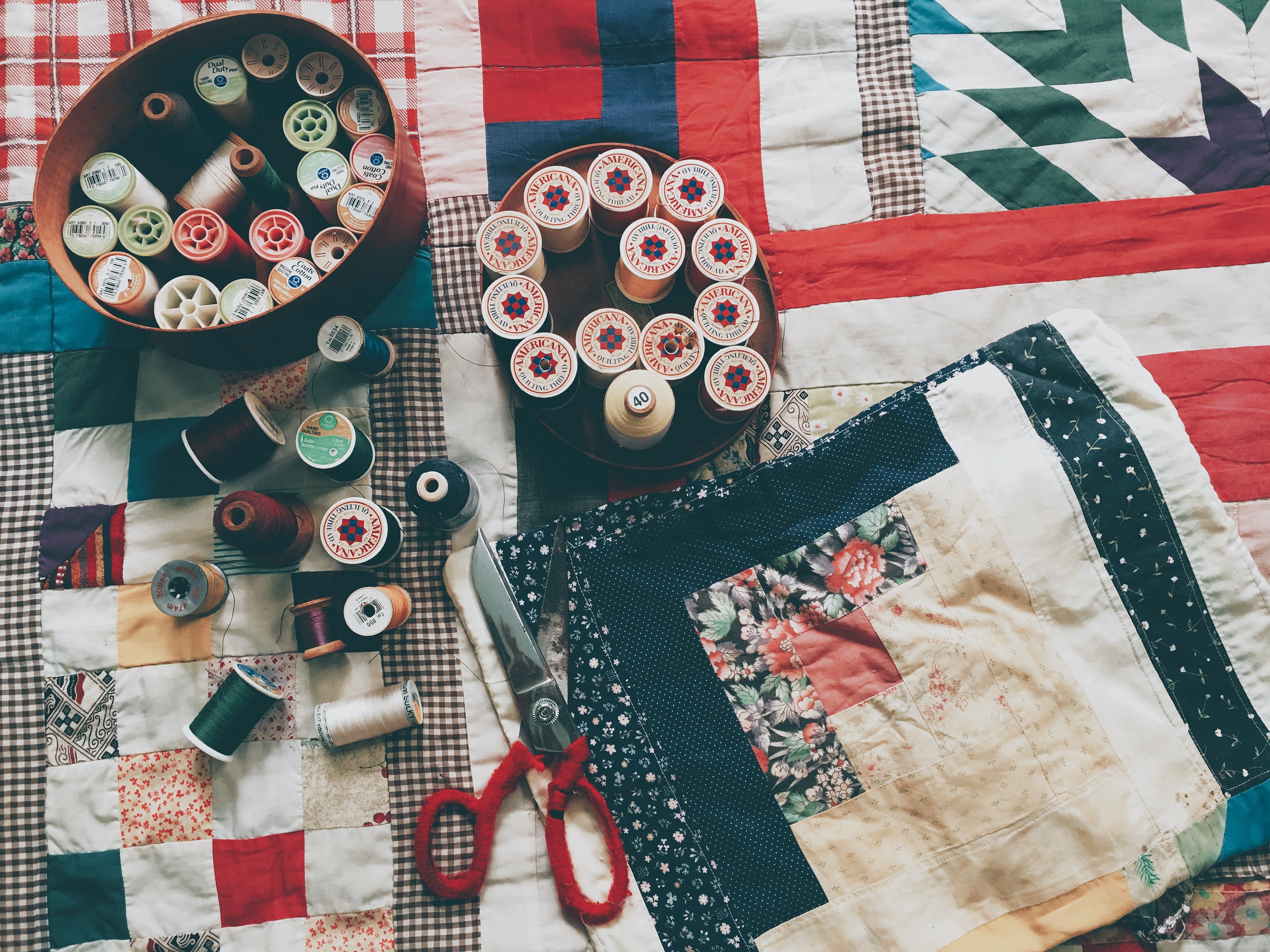 Mrs. Hill didn't sleep for nights, sewing a blanket for the homeless man | Photo: Unsplash