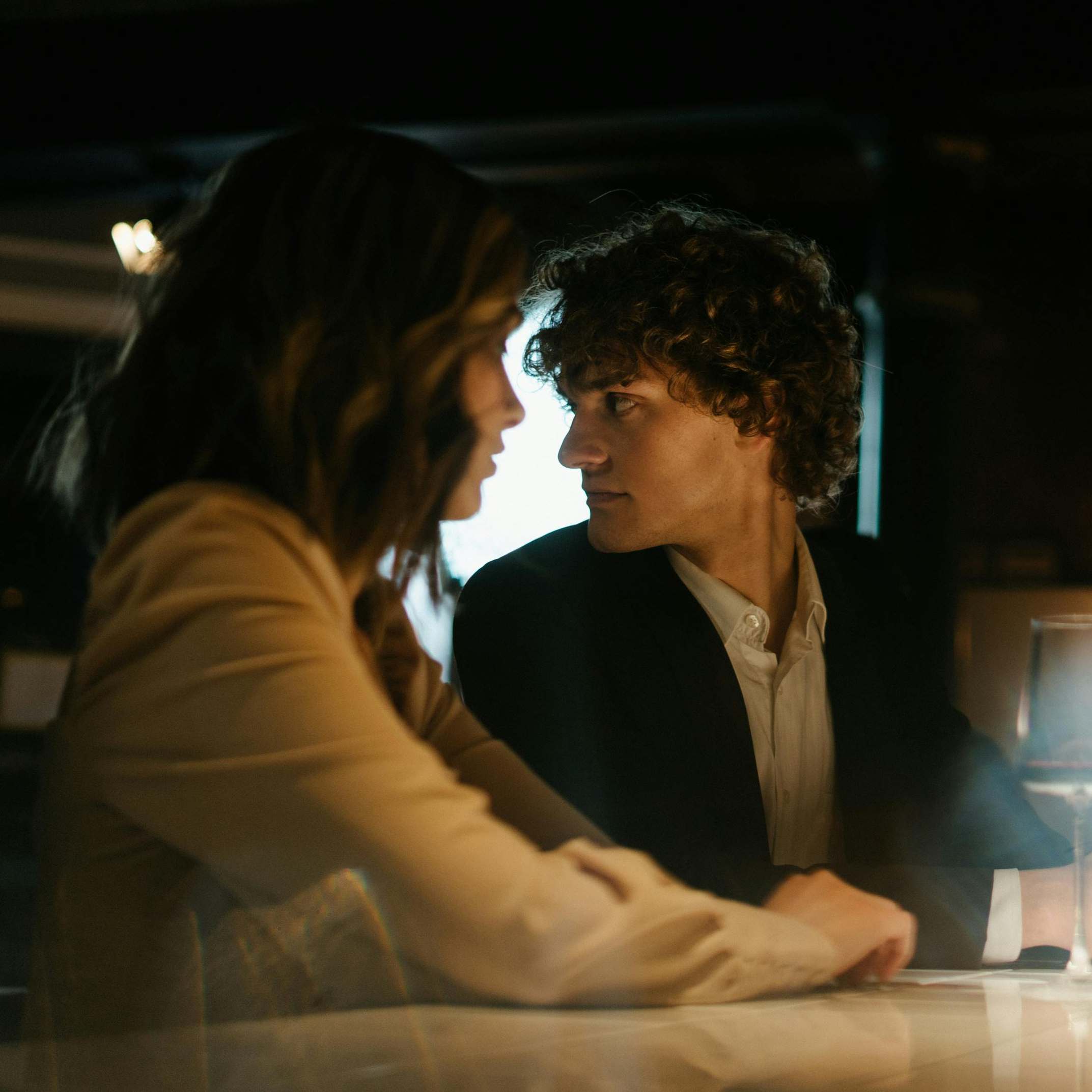 A couple having a serious discussion in a restaurant | Source: Pexels