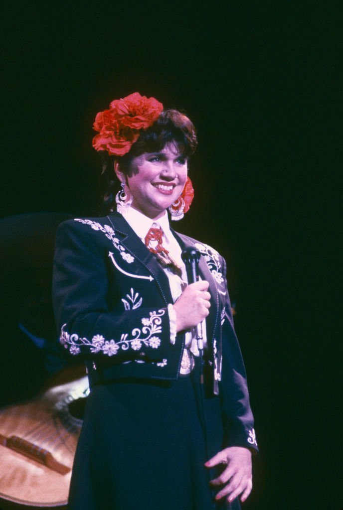 Linda Ronstadt sings in Spanish at a Los Angeles, California concert in 1988 | Photo: Getty Images