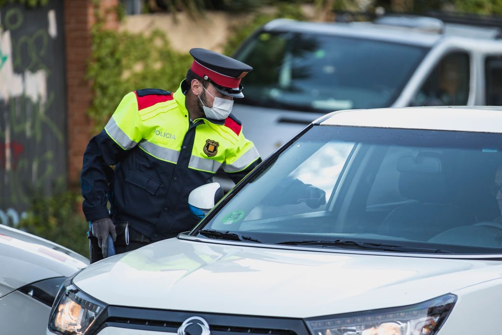 Policía de España con tapabocas. | Foto: Getty Images