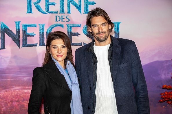 Alice Detollenaere et Camille Lacourt assistent à la projection du gala parisien de "Frozen 2" au cinéma Le Grand Rex. |Photo : Getty Images