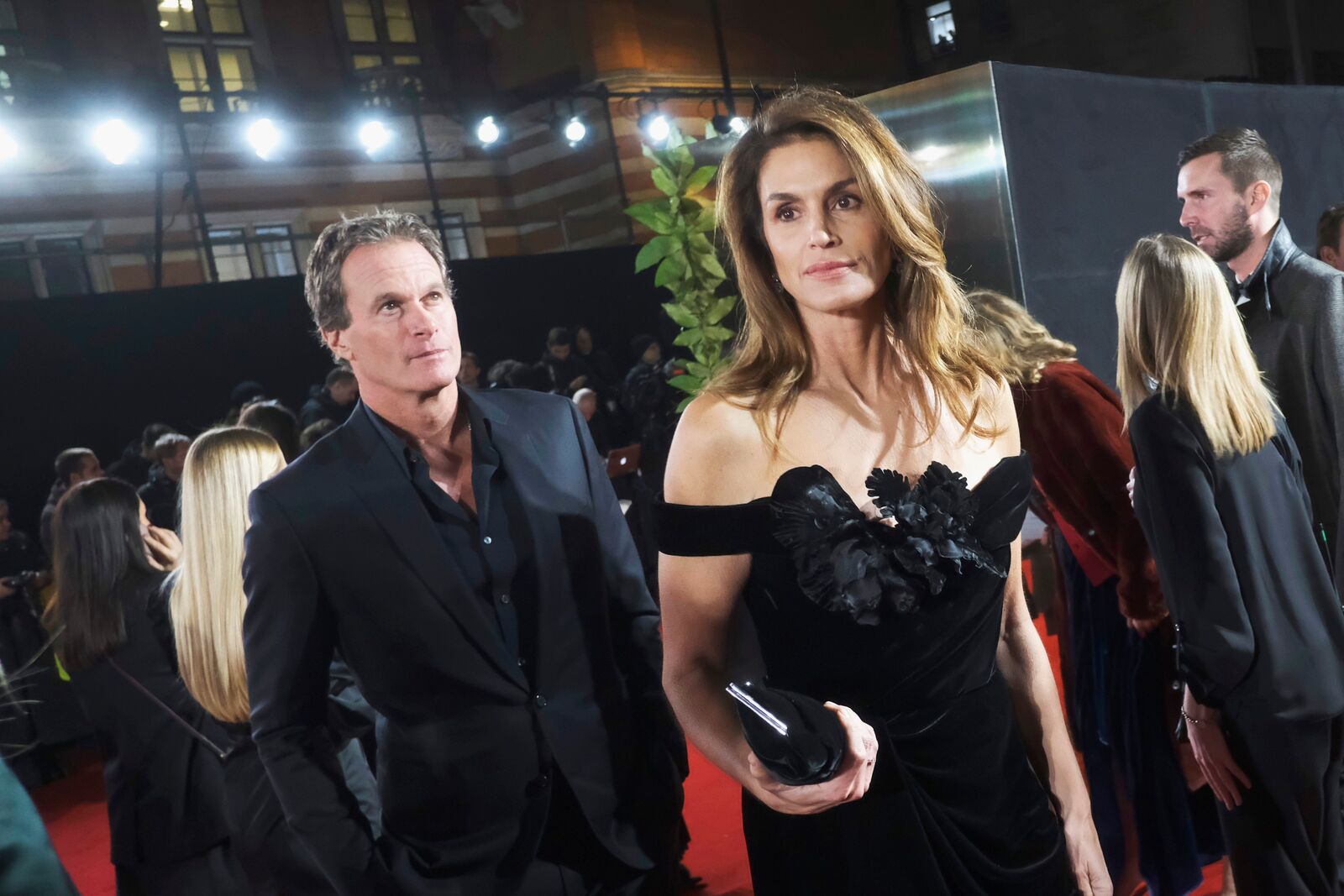 Randy Gerber et Cindy Crawford arrivent aux Fashion Awards 2018. | Source: Getty Images
