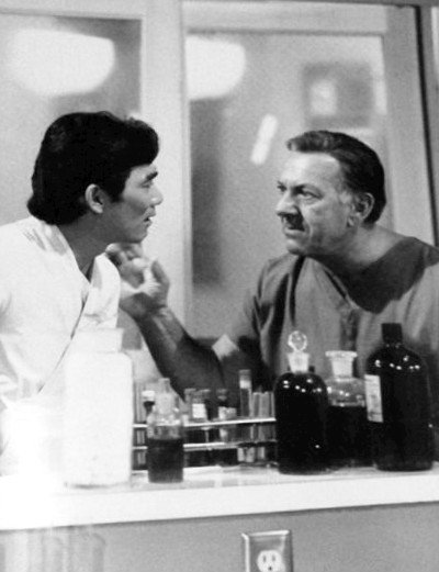 Robert Ito as Sam and Jack Klugman as Quincy. | Source: Wikimedia Commons