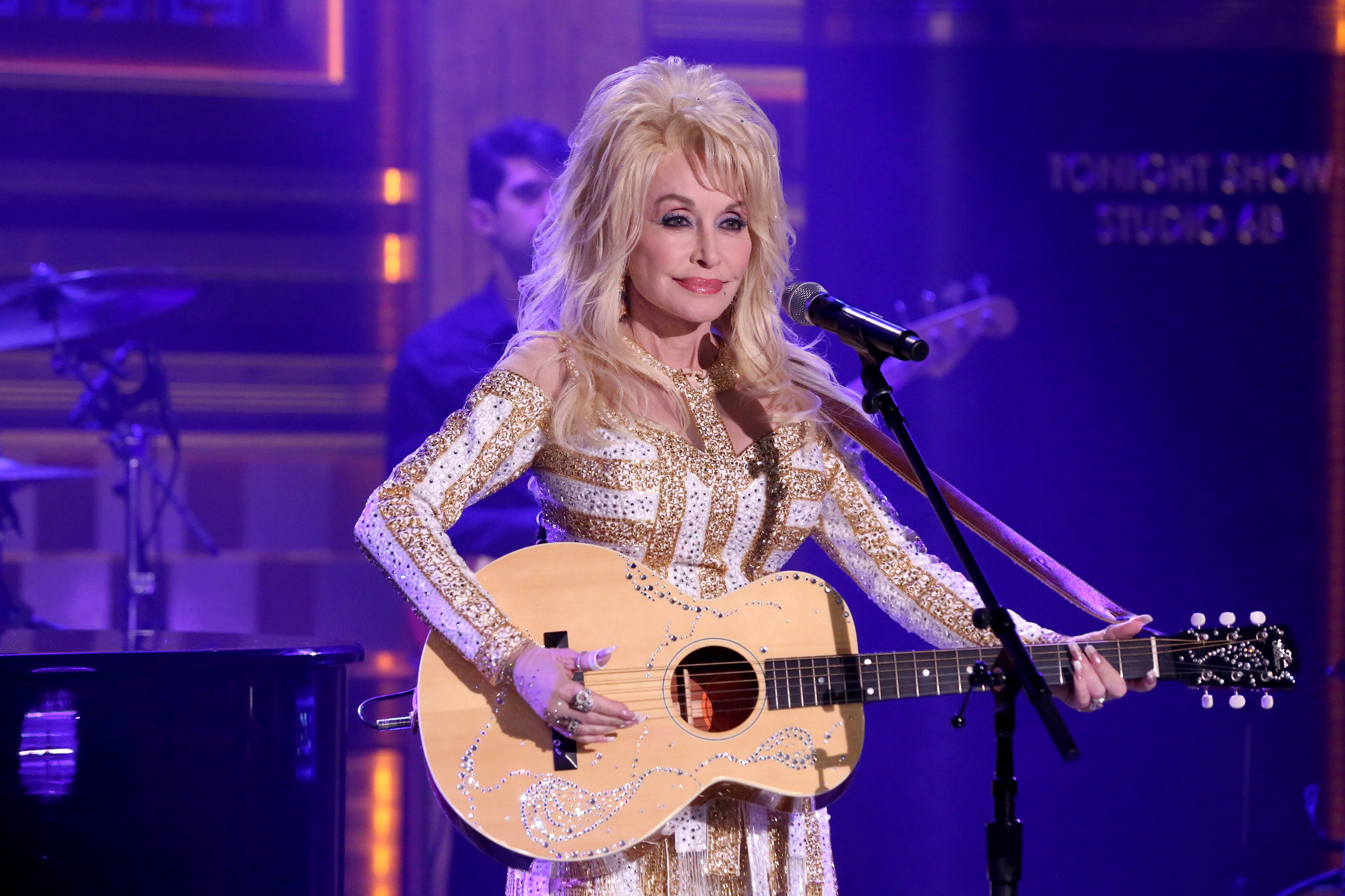 Dolly Parton perfomring on "The Tonight Show Starring Jimmy Fallon" on August 23, 2016 | Source: Getty Images