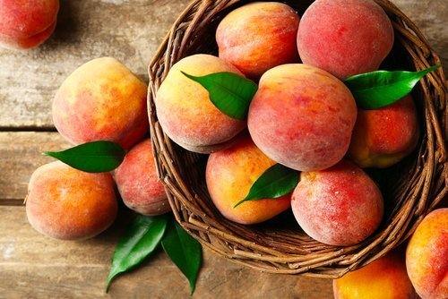 Peaches in a basket. | Photo: Shutterstock