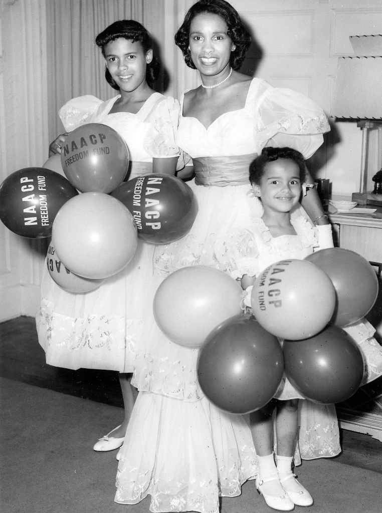 Jazz musician Harry Belafontes wife Marguerite Belafonte and daughters carrying a large number of balloons during an NAACP Freedom Drive, 1958. | Photo: Getty Images