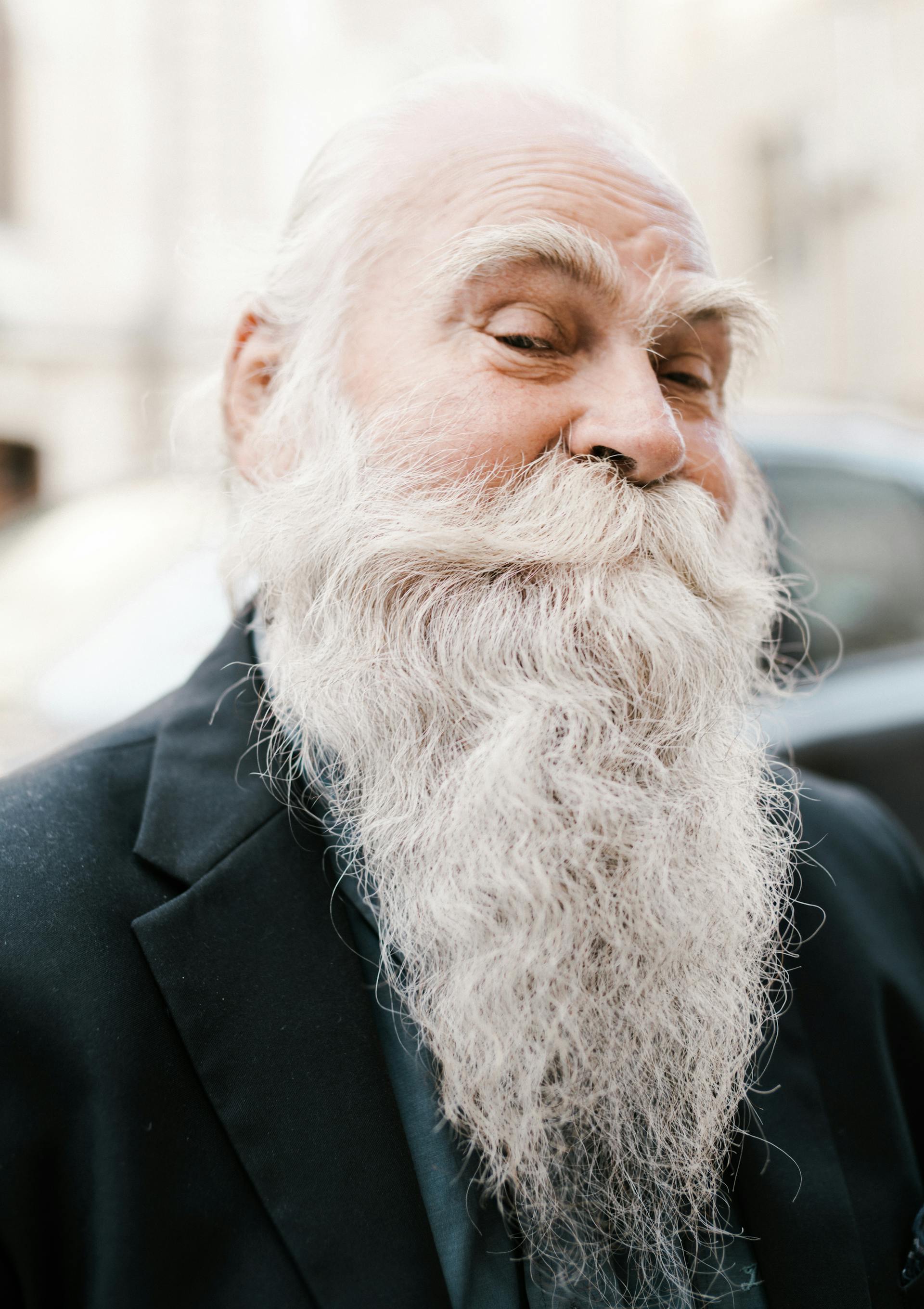 Victoria's old neighbor Mr. Thompson has a hearty laugh | Source: Pexels