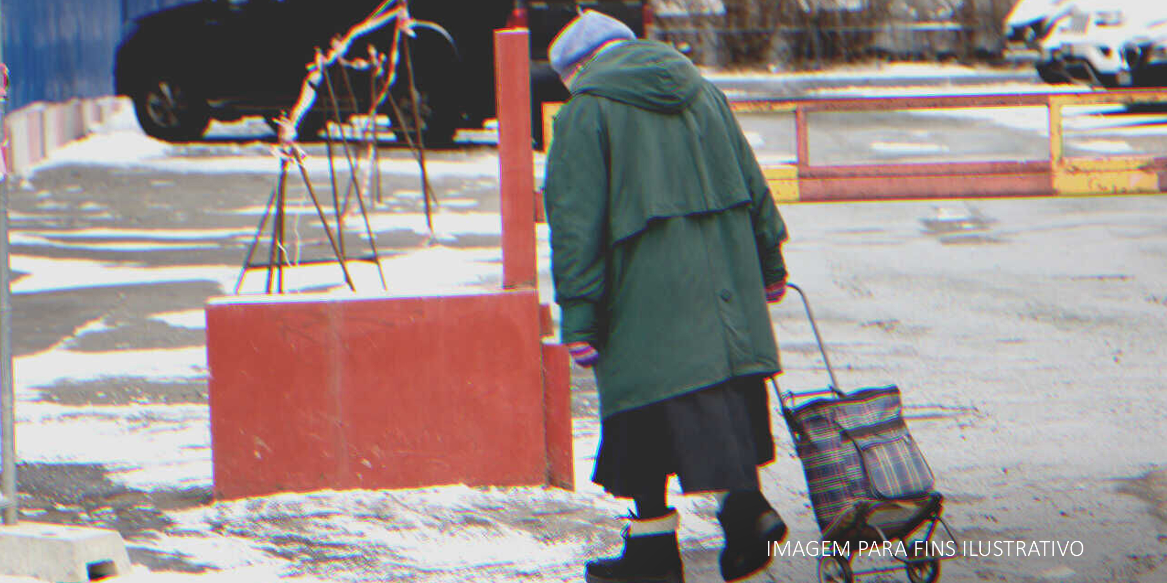 Senhora idosa solitária caminhando em uma rua com neve | Foto: Shutterstock