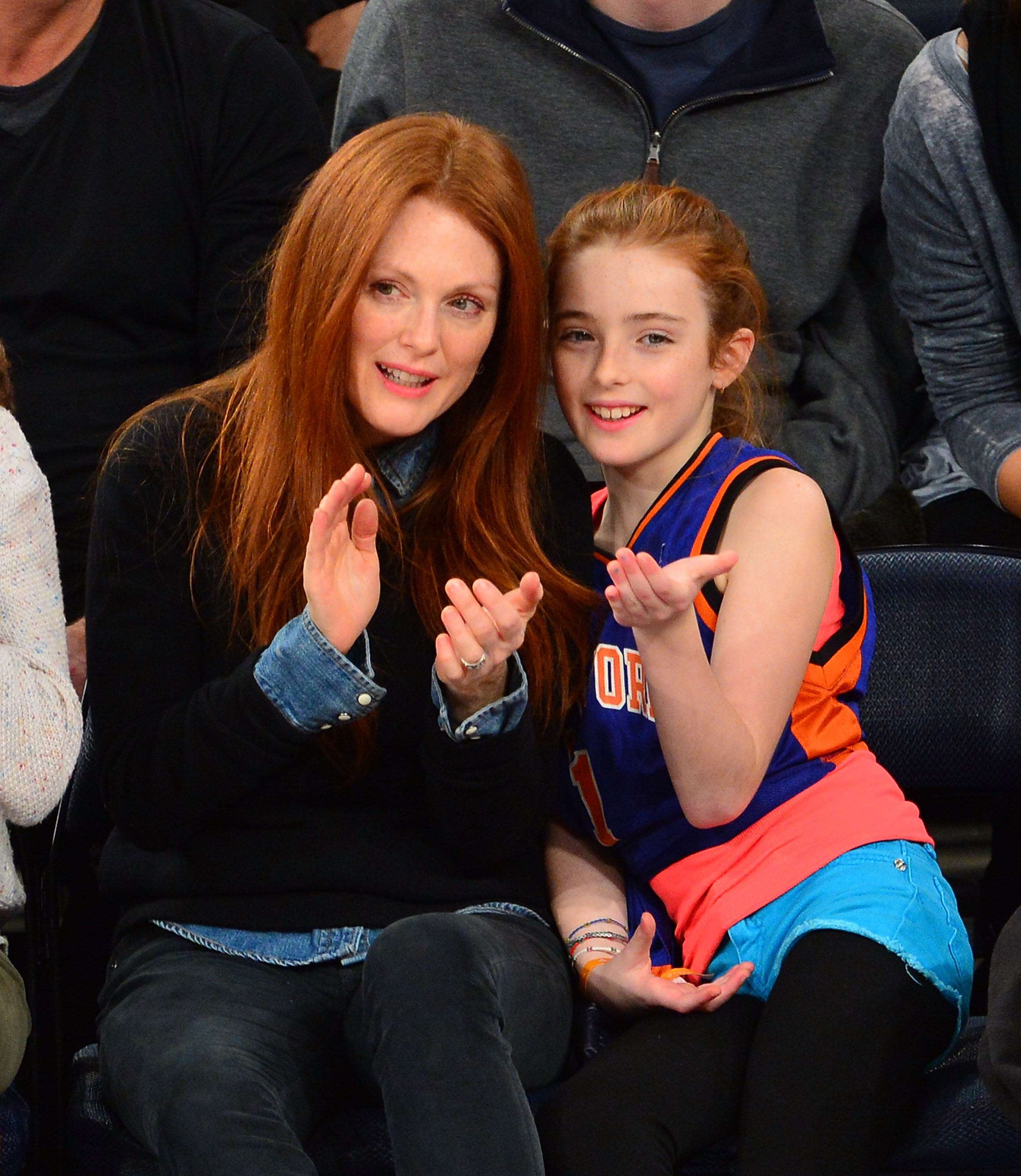 Julianne Moore and Liv Freundlich attend the Minnesota Timberwolves vs New York Knicks game on December 23, 2012 | Source: Getty Images