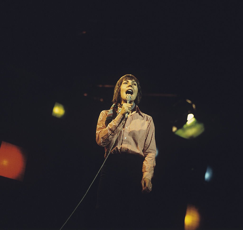 Singer Helen Reddy performs on stage on January 1, 1970. | Photo: Getty Images