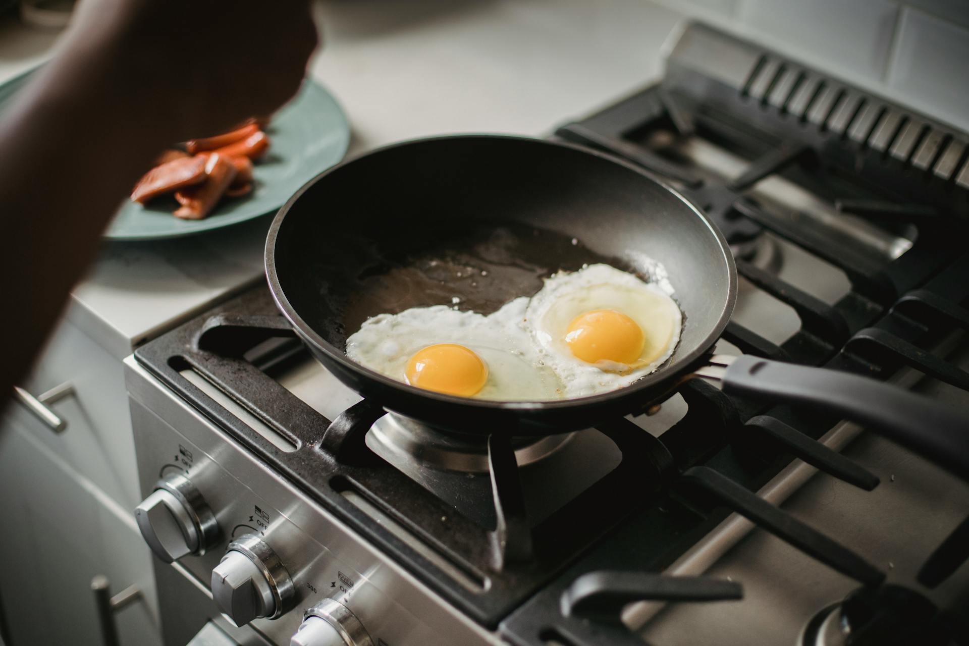 A person cooking eggs | Source: Pexels