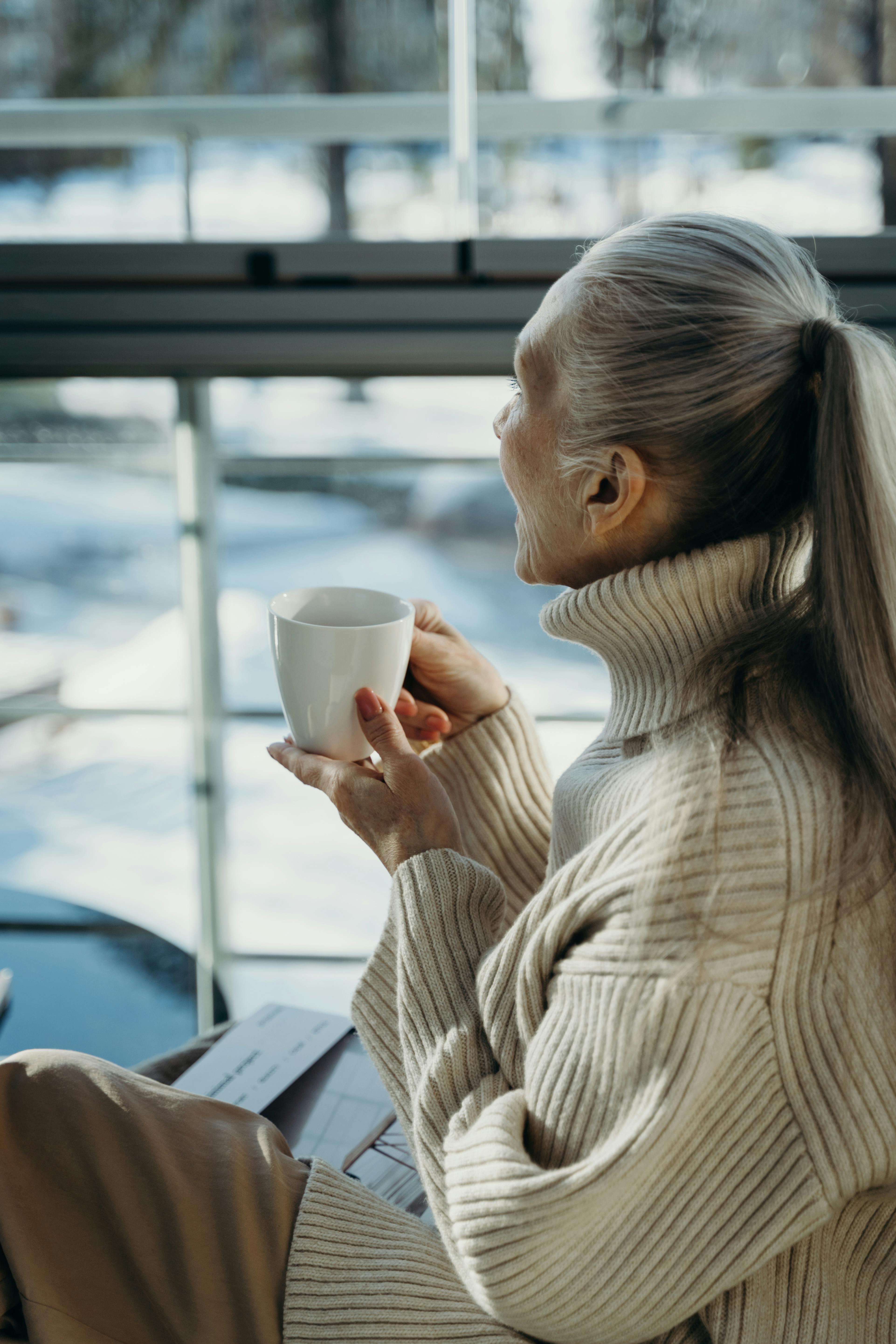 Older woman drinking tea | Source: Pexels