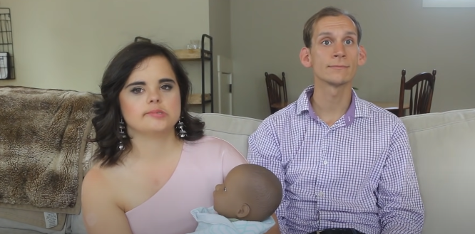 Chloe und Jason teilen ihre Ansichten über die Geburt eines Babys | Quelle: youtube.com/Special Books by Special Kids