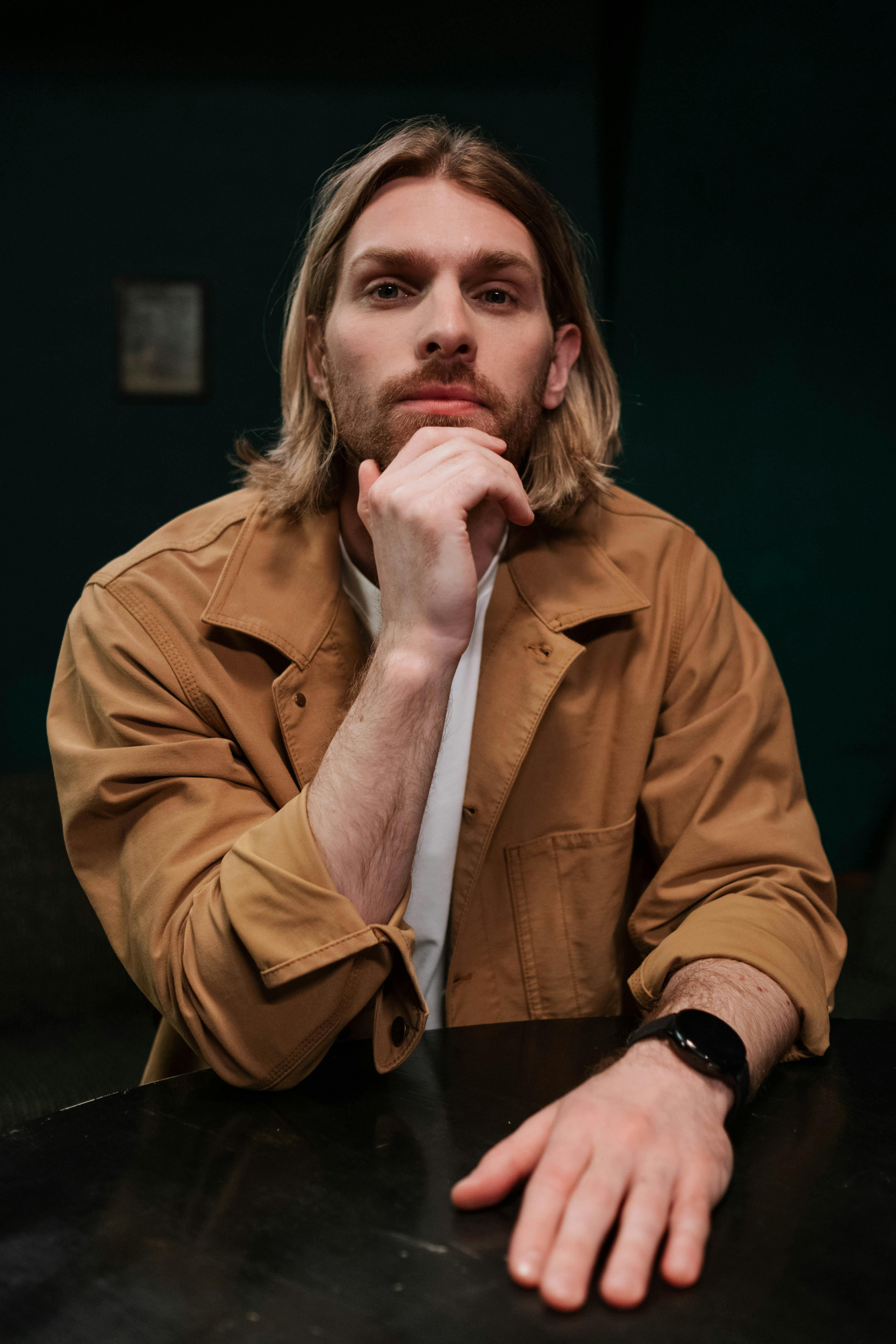 A serious man looking at the camera | Source: Pexels