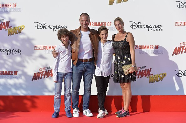 Alexandre Devoise, son épouse Anca et leurs enfants assistent à la première européenne des studios Marvel "Ant-Man And The Wasp" à Disneyland Paris le 14 juillet 2018 à Paris. | Photo : Getty Images
