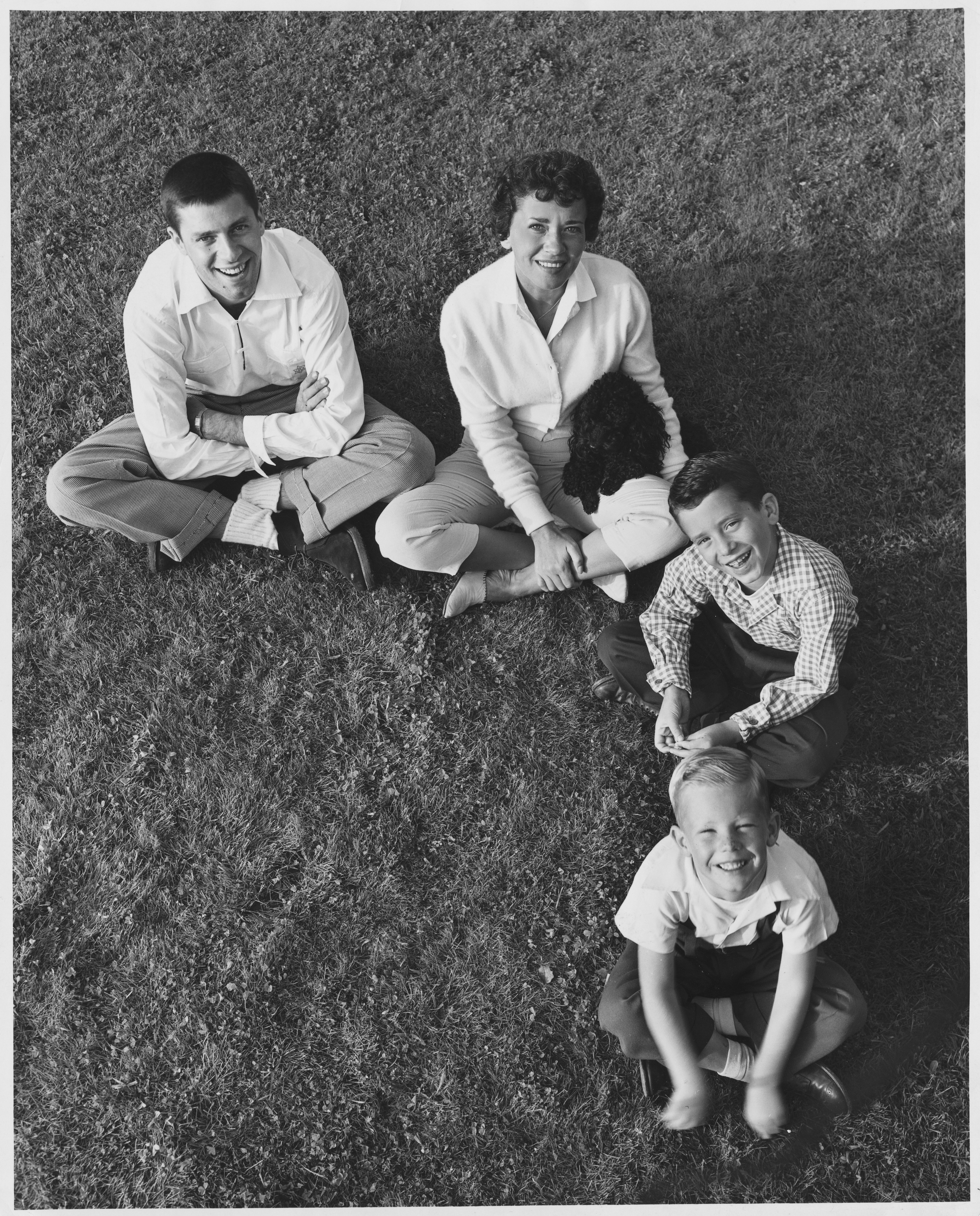 Comedian Jerry Lewis sits on the grass with his wife Patti and their sons Gary and Ron | Source: Getty Images