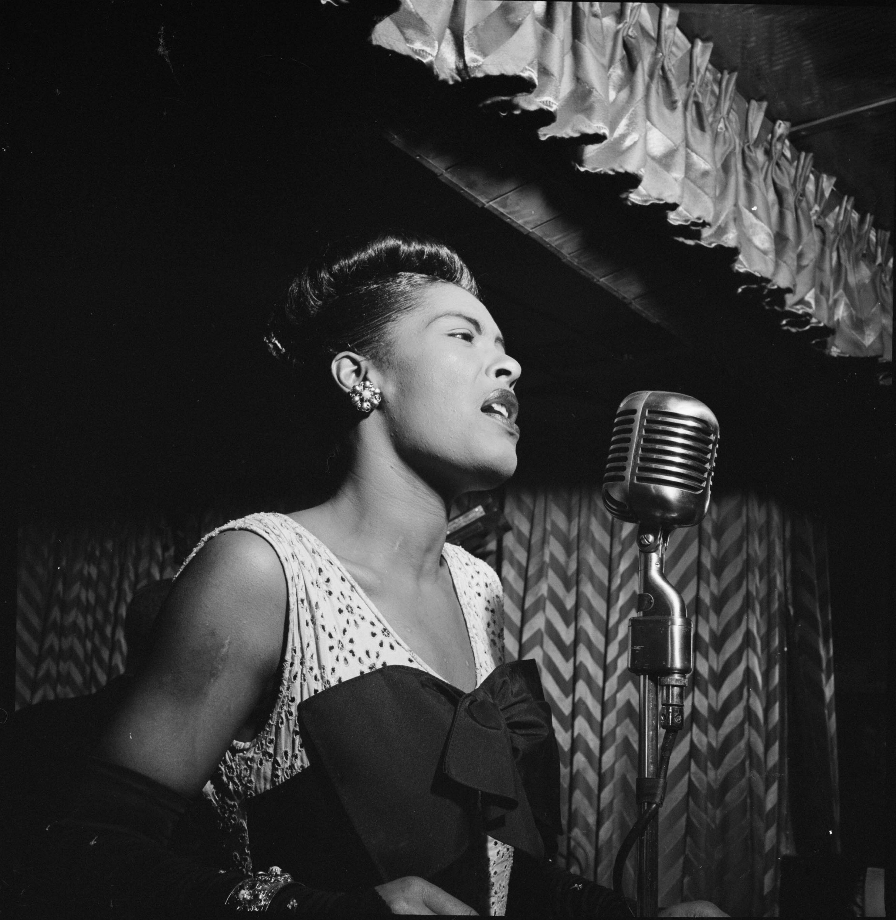 Billie Holiday (1915 - 1959) performing at the Club Downbeat in Manhattan. | Photo: Getty Images
