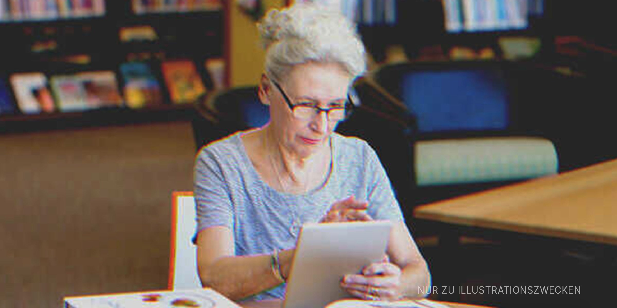 Ältere Frau, die ein Tablet verwendet | Quelle: Shutterstock