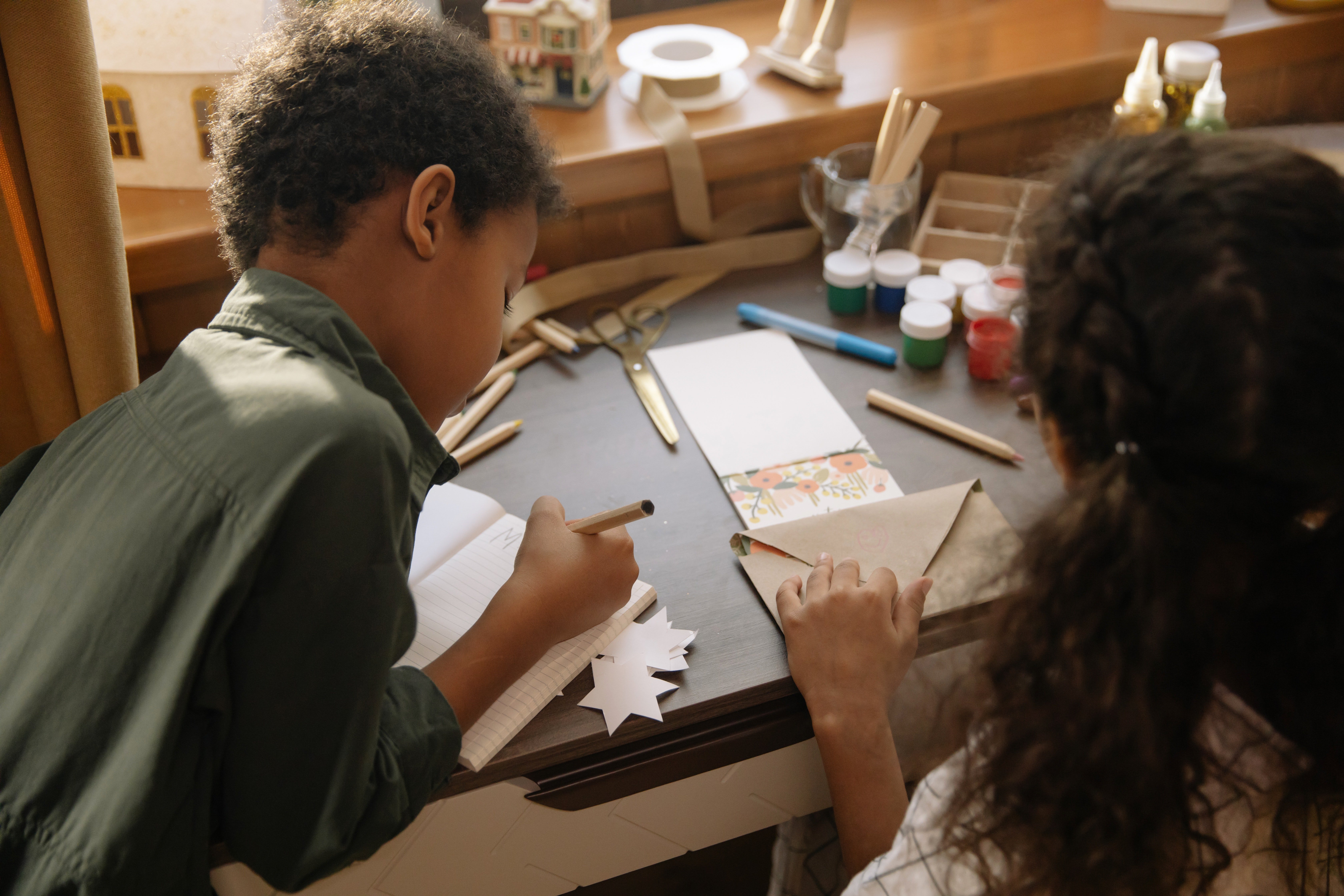 Par de niños haciendo manualidades. | Foto: Pexels