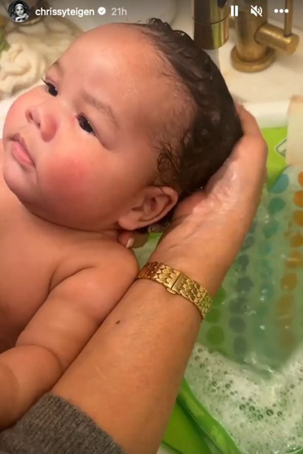 Baby Wren during his bath time in October 2023 | Source: instagram.com/chrissyteigen