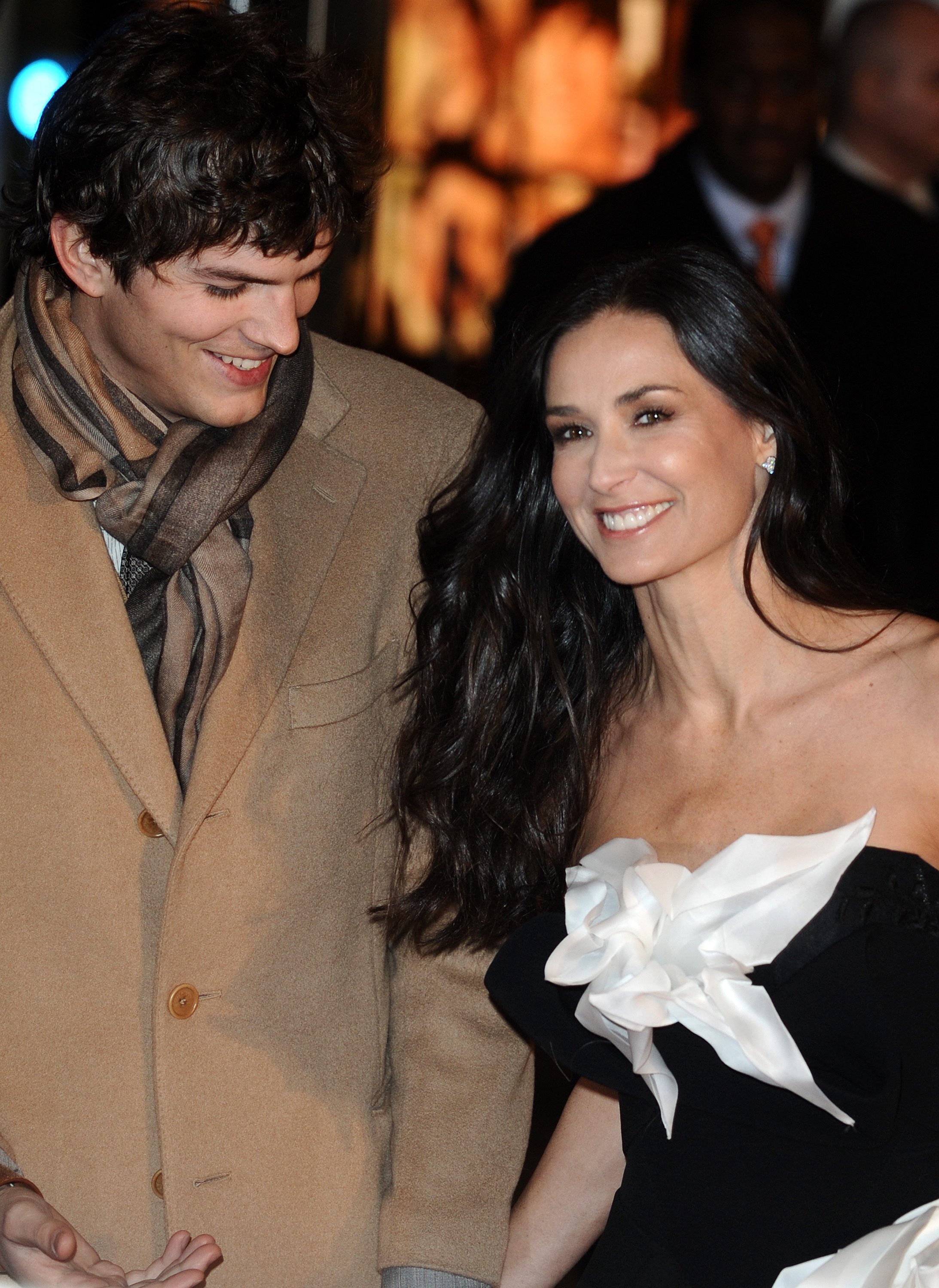 Demi Moore and Ashton Kutcher attend the 'Valentines Day' premiere at the Odeon Cinema, Leicester Square on February 11, 2010 in London ┃Source: Getty Images