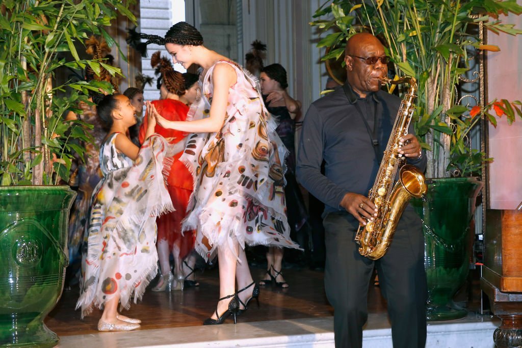 Le saxophoniste Manu Dibango se produit lors du défilé Franck Sorbier printemps été 2018 dans le cadre de la Fashion Week de Paris le 24 janvier 2018 à Paris, France. | Photo : Getty Images