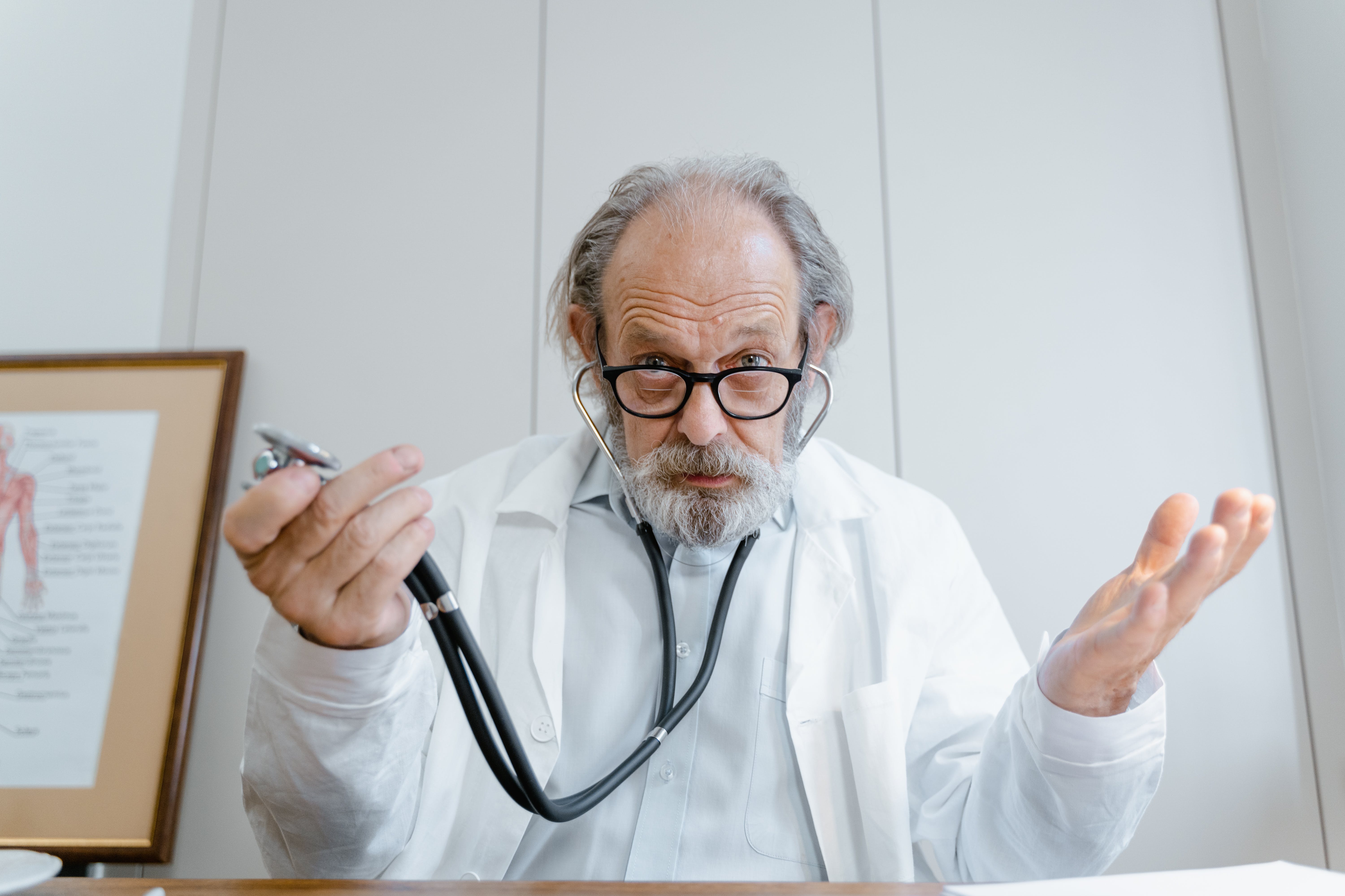A doctor siting on a table. | Source: Pexels
