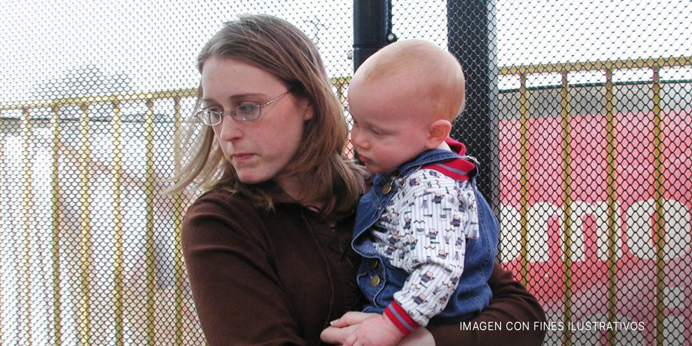 Mujer con un bebé en brazos | Foto: flickr.com/subewl (CC BY-SA 2.0)