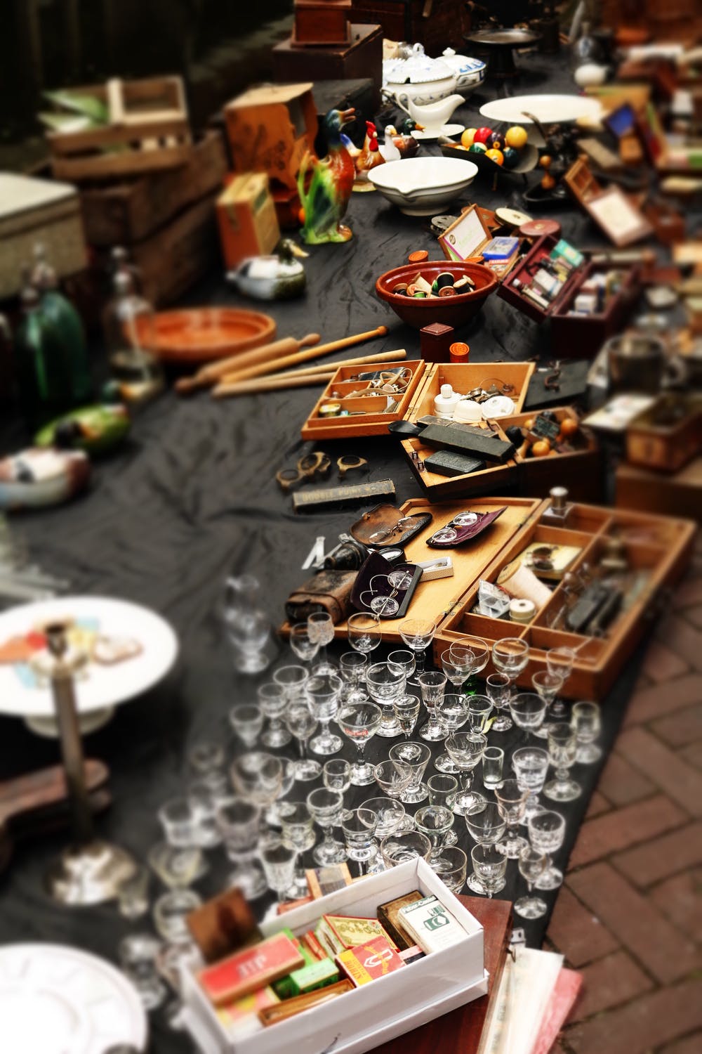 Una mesa llena de recuerdos. | Foto: Pexels