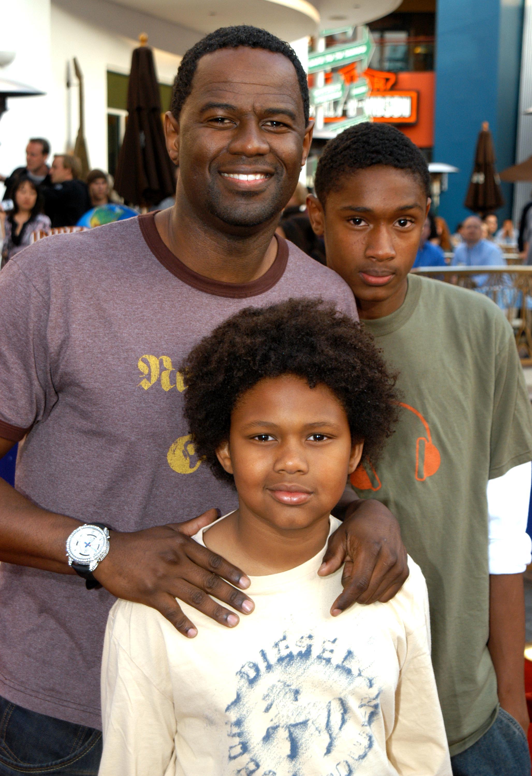 Brian McKnight with sons Nikko and Brian at the world premiere of "Bruce Almighty" at Universal Amphitheatre in Universal City, California | Source: Getty Images