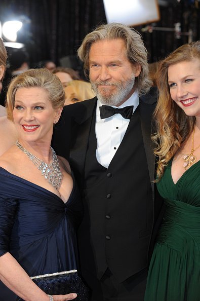 Jeff Bridges, Susan Bridges, and Jessica Lily at the Kodak Theater during the 83rd Academy Awards, Hollywood, California, February 27, 2011. | Photo: Getty Images