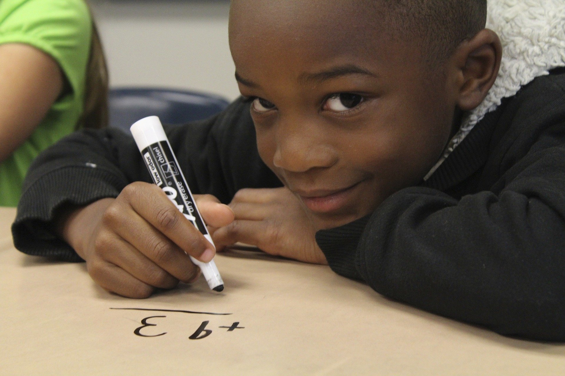 Cute little boy learning math in class. | Source: Pixabay