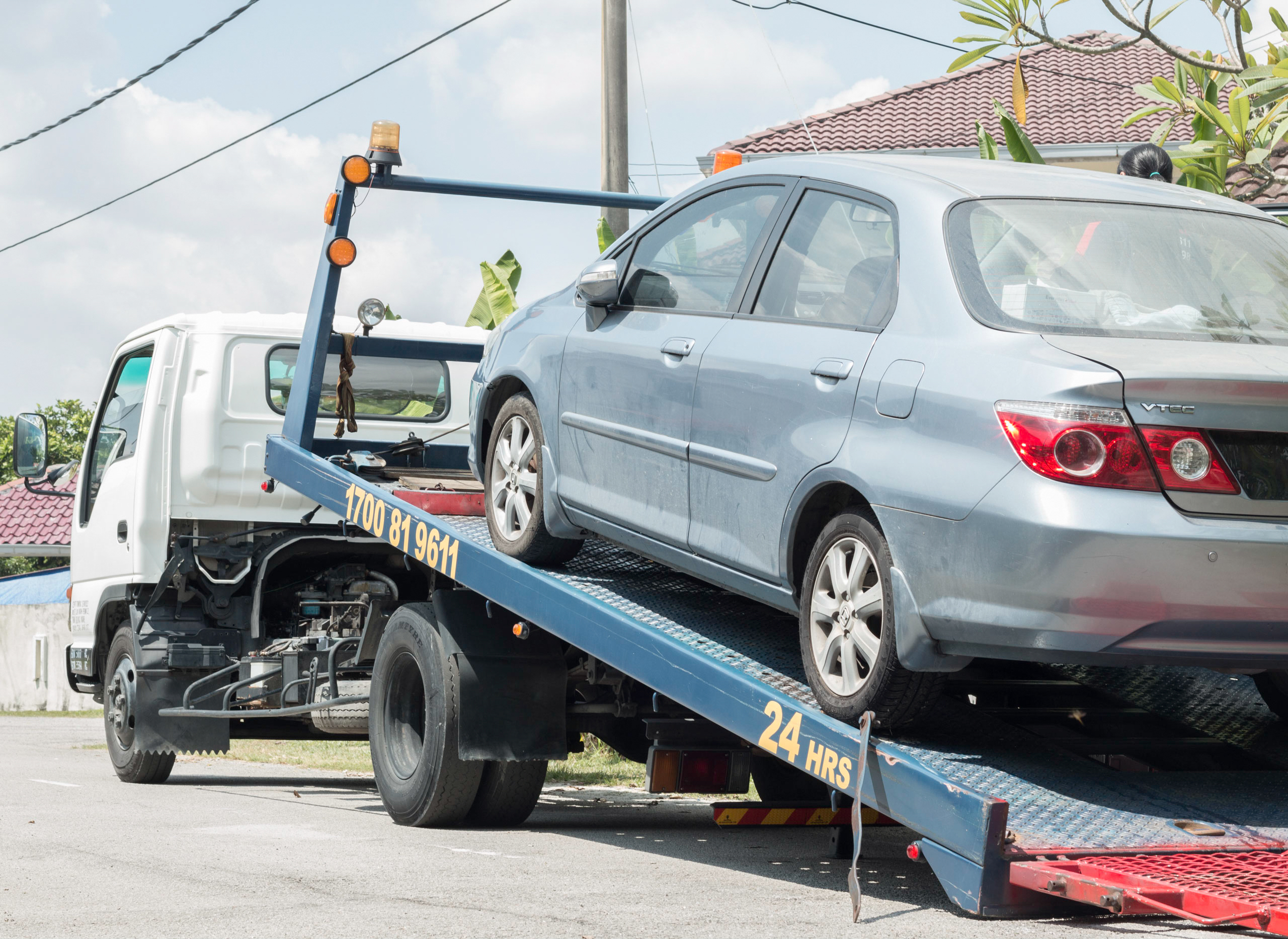 A damaged vehicle being towed away | Source: Shutterstock