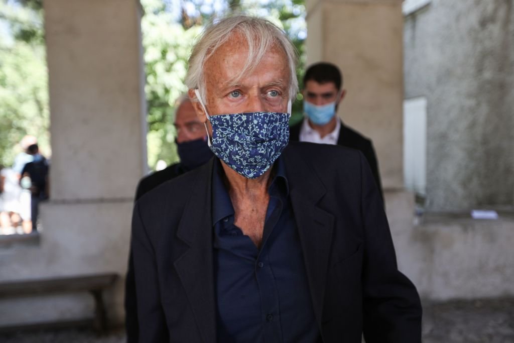 Wouter Otto Levenbach aka Dave portant un masque de protection arrive pour les funérailles de la chanteuse belge Annie Cordy à Cannes. | Photo : Getty Images