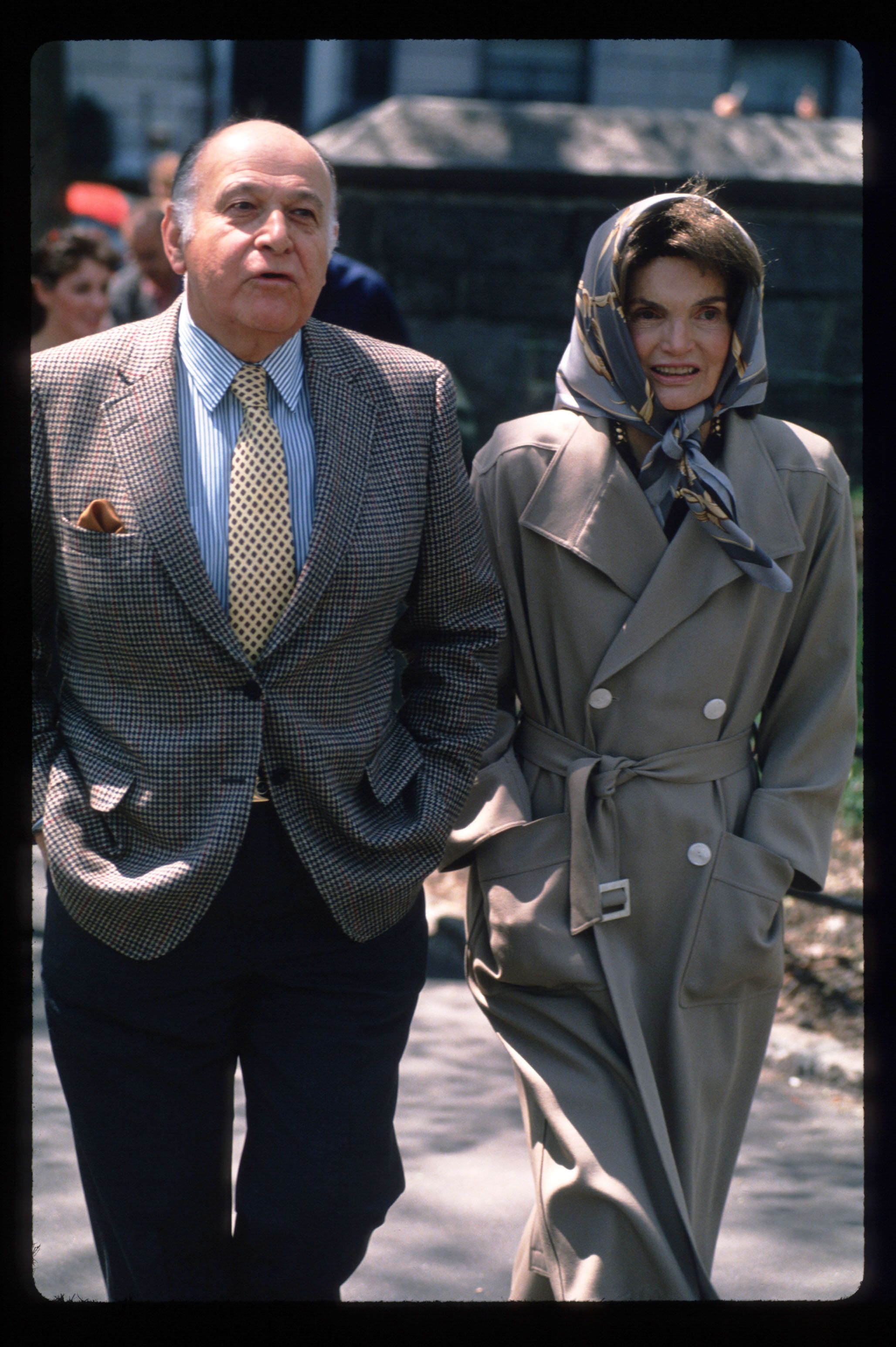 Jacqueline Kennedy Onassis takes her first walk with Maurice Tempelsman in Central Park after leaving the hospital on April 24, 1994, in New York City | Photo: Steve Allen/Liaison/Getty Images