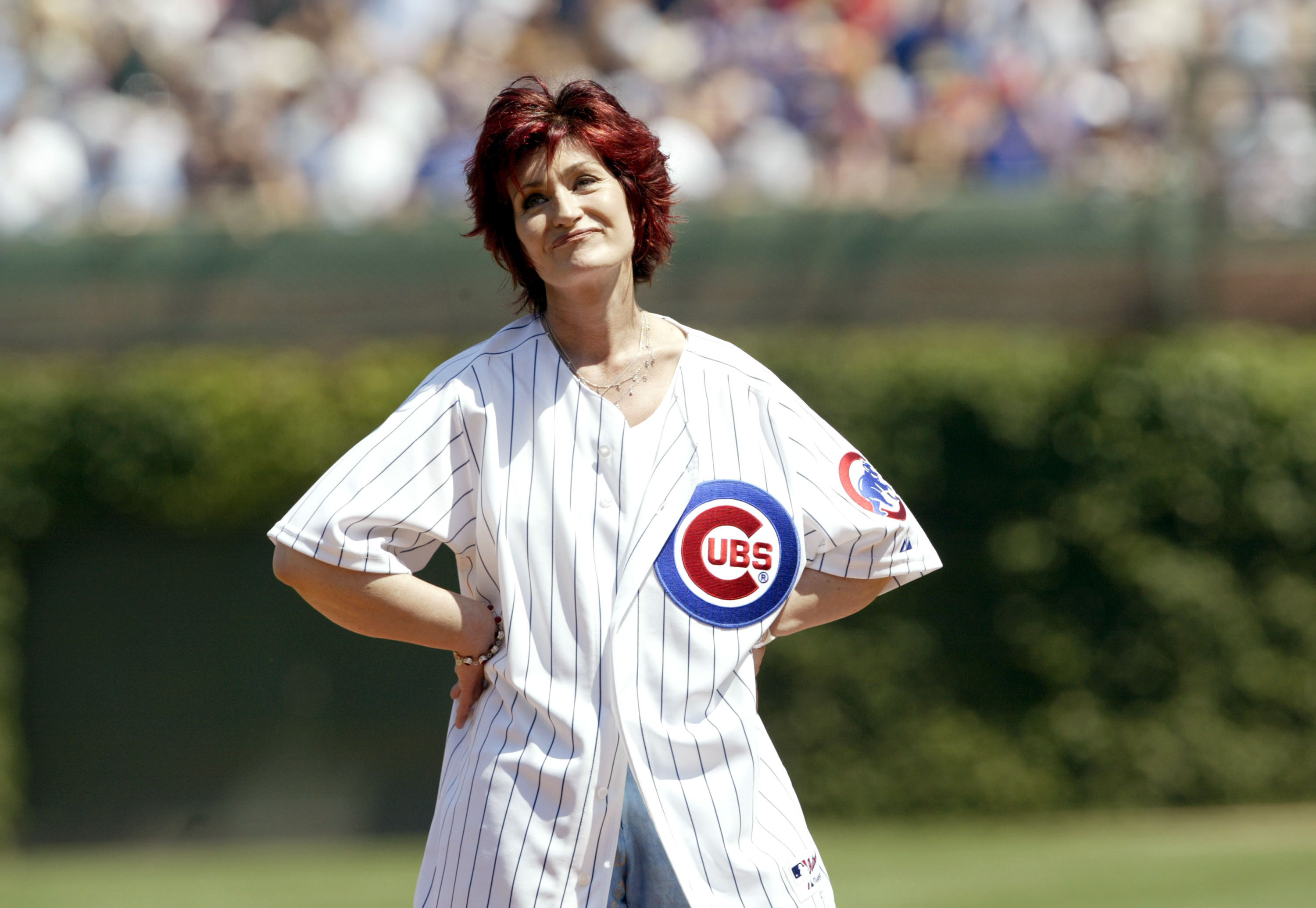 Sharon Osbourne throws out the first pitch at Wrigley Field during a Chicago Cubs vs. Los Angeles Dodgers match on August 17, 2003 | Source: Getty Images