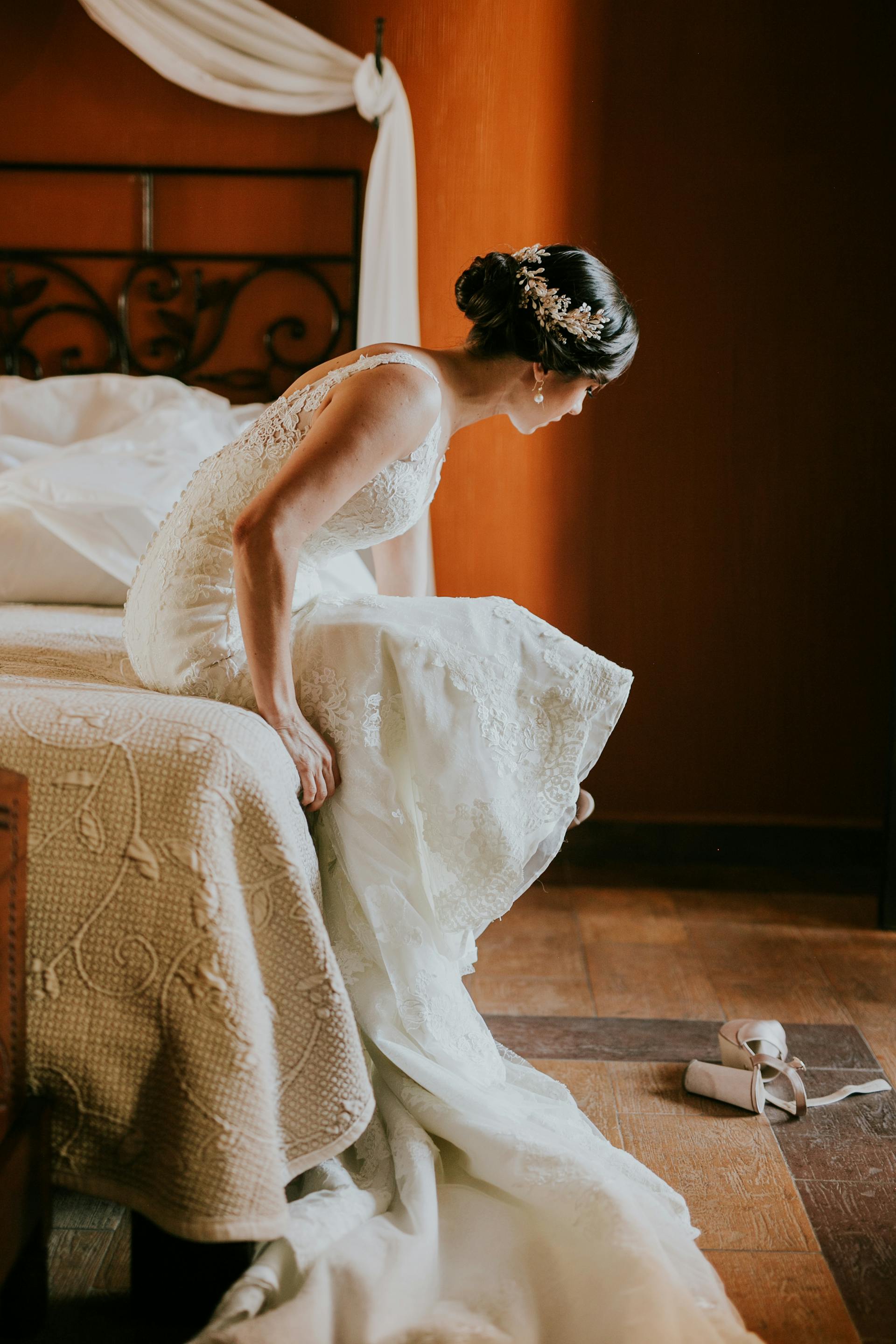 A bride sitting on a bed | Source: Pexels